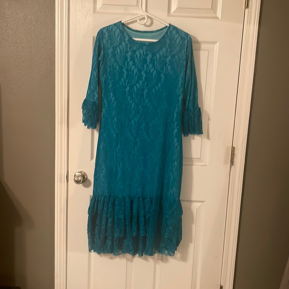 Knee-length lace dress size M